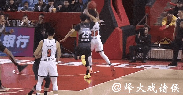 广东名记质疑CBA裁判:广东队做不行,为何其他球队做就可以 广东名记质疑CBA裁判:广东队做不行,为何其他球队做就可以