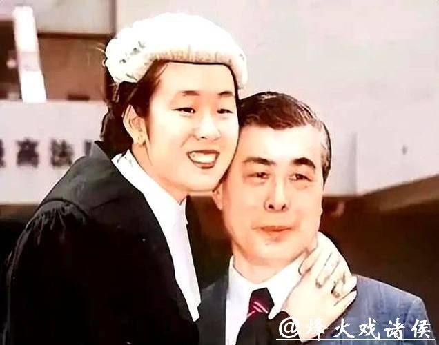 她相貌平平,却拿捏两位千亿富豪,为老头连生两子,现是豪门董事 她相貌平平,却拿捏两位千亿富豪,为老头连生两子,现是豪门董事